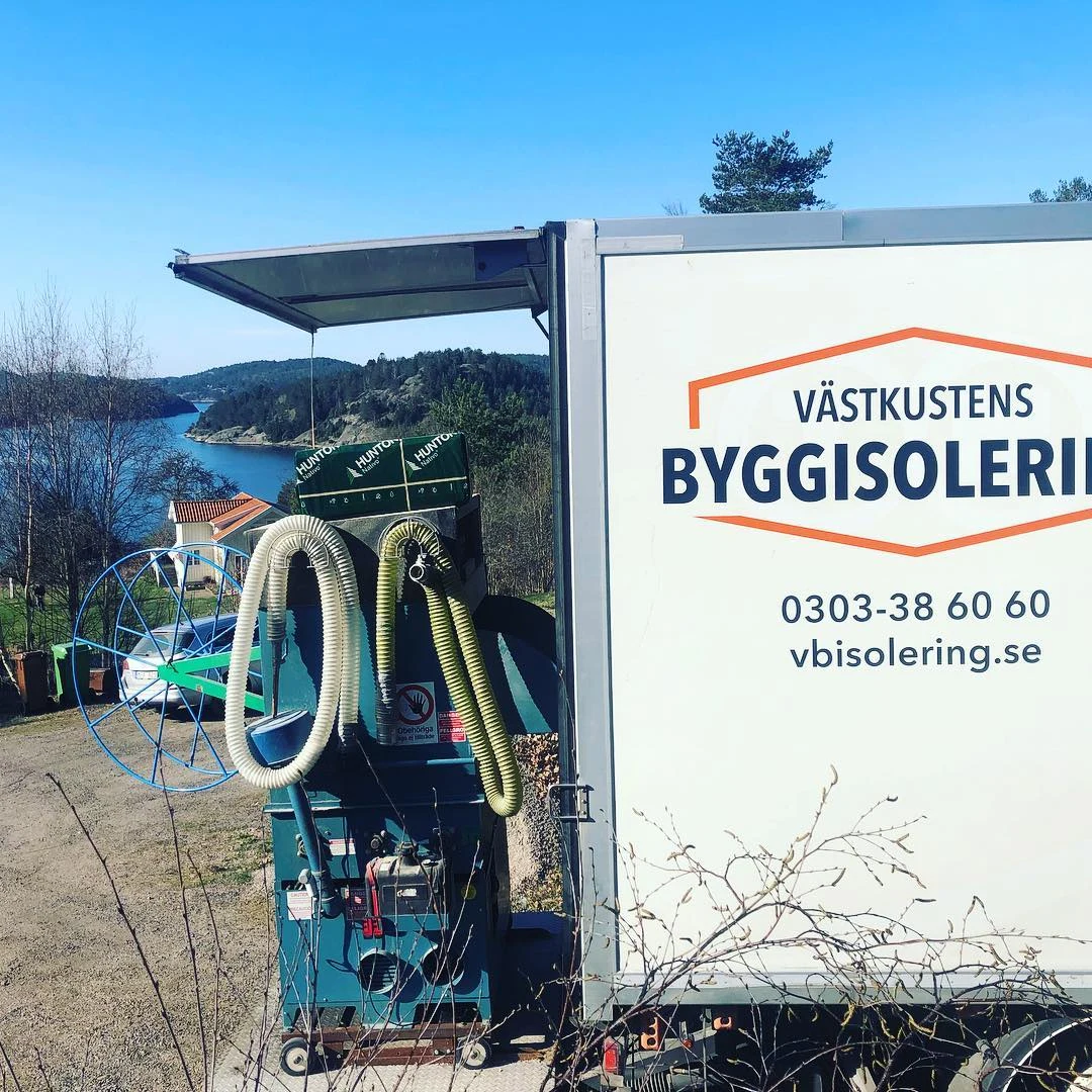 Blåsmaskin vid firmabil med havsutsikt