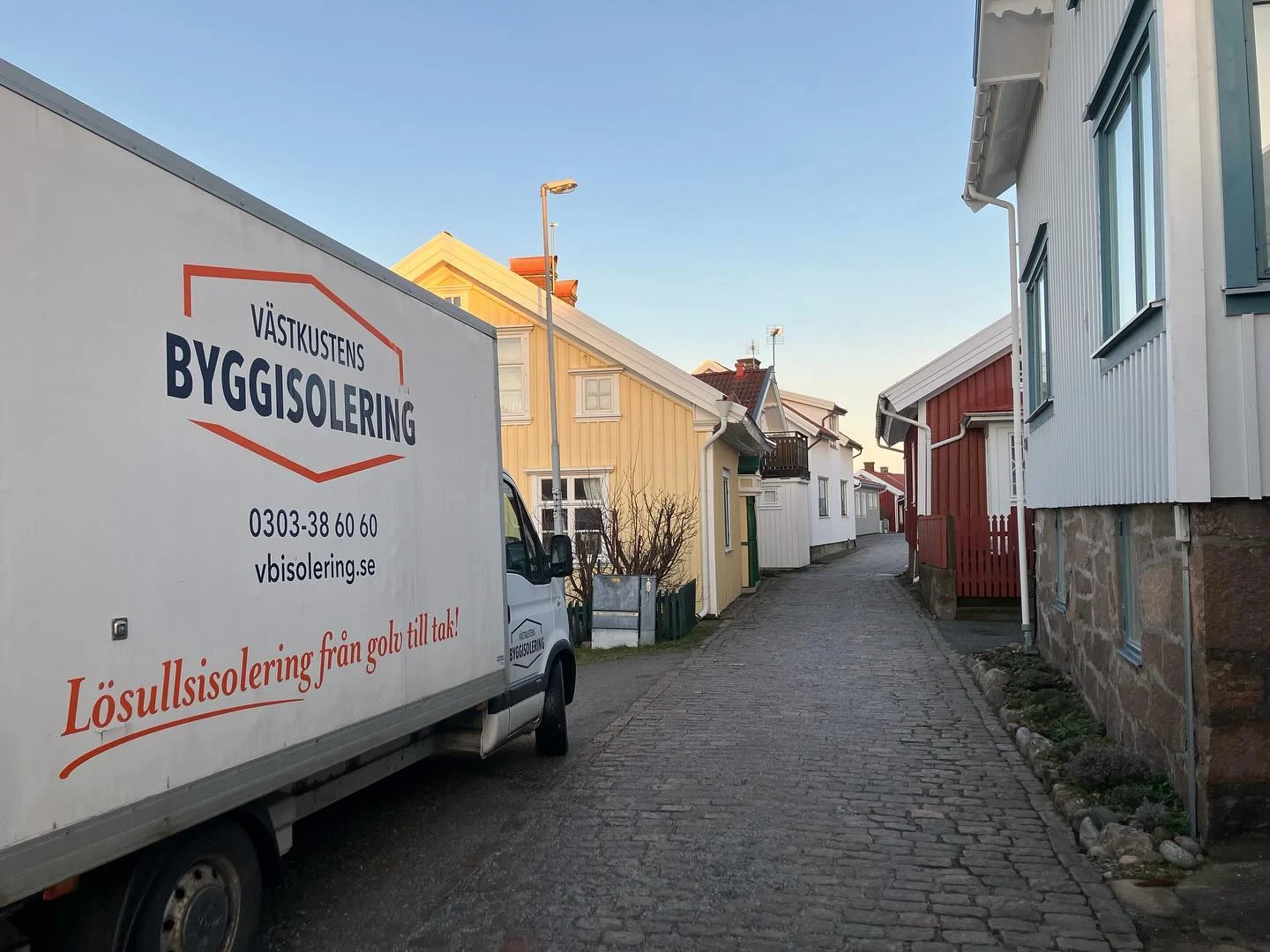 Västkustens Byggisolering firmabil på kullerstensgränderna