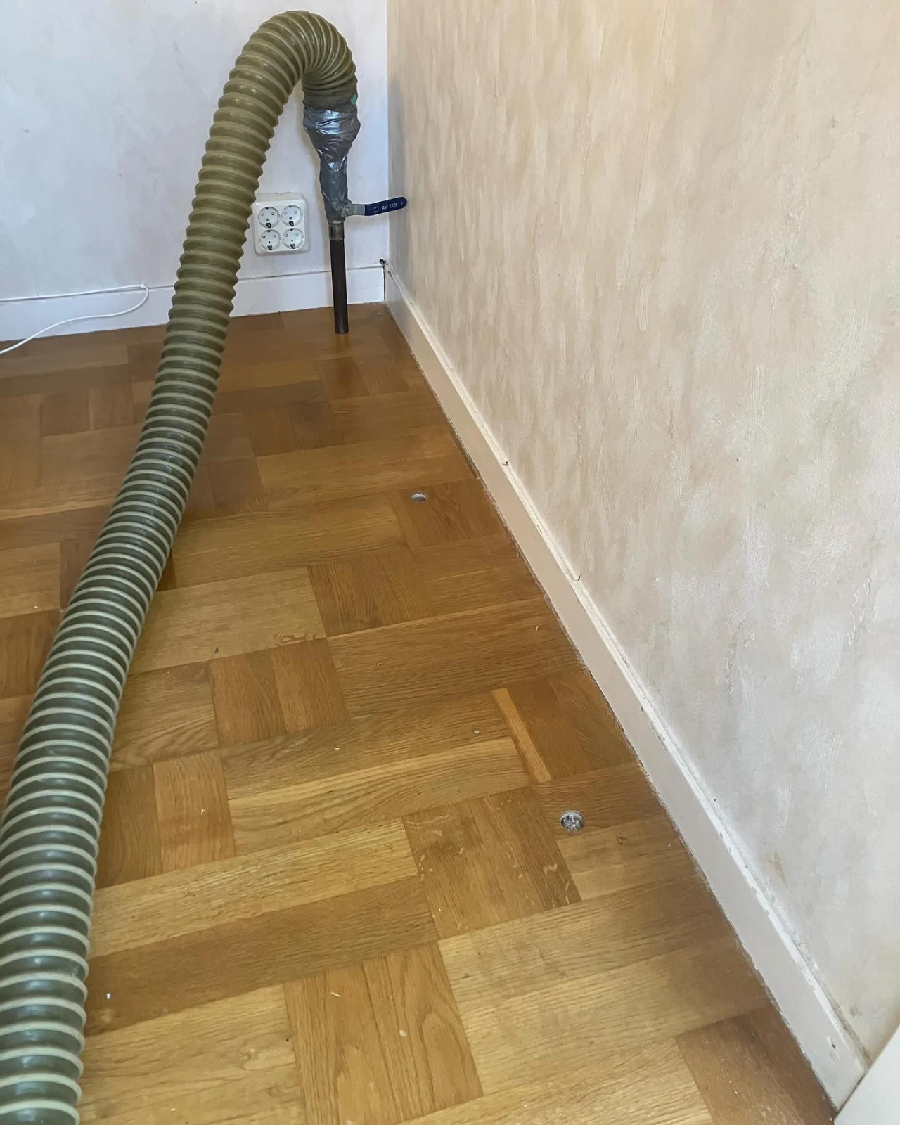 Golvisolering av bjälklag med lösullsslang