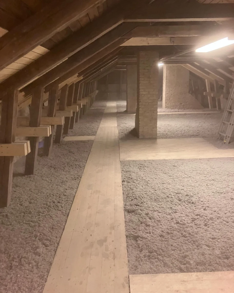 Vindsisolering med lösull på bjälklaget